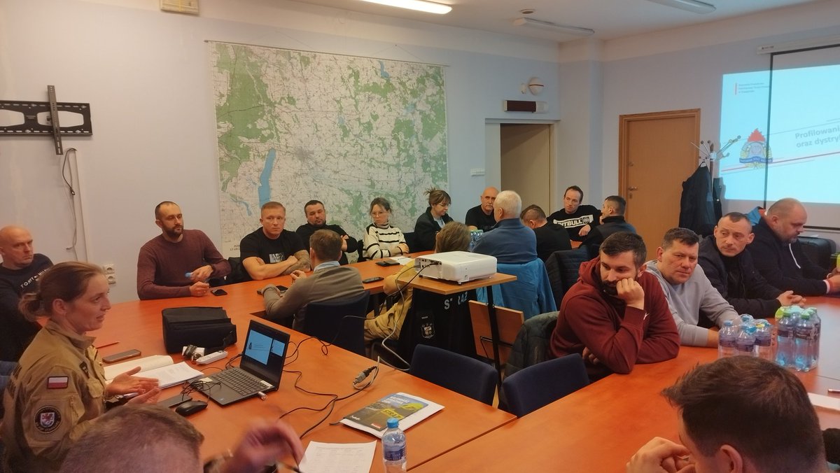 KPStargard's tweet photo. Dpotkanie dotyczące profilowania jednostek OSP pod kątem #OLiOC
W spotkaniu uczestniczyli przedstawiciele jednostek OSP z terenu powiatu stargardzkiego.

W drugiej części spotkania omówiono sposób dystrybucji czujek dymu i tlenku węgla. https://t.co/DM2cr4bfYL