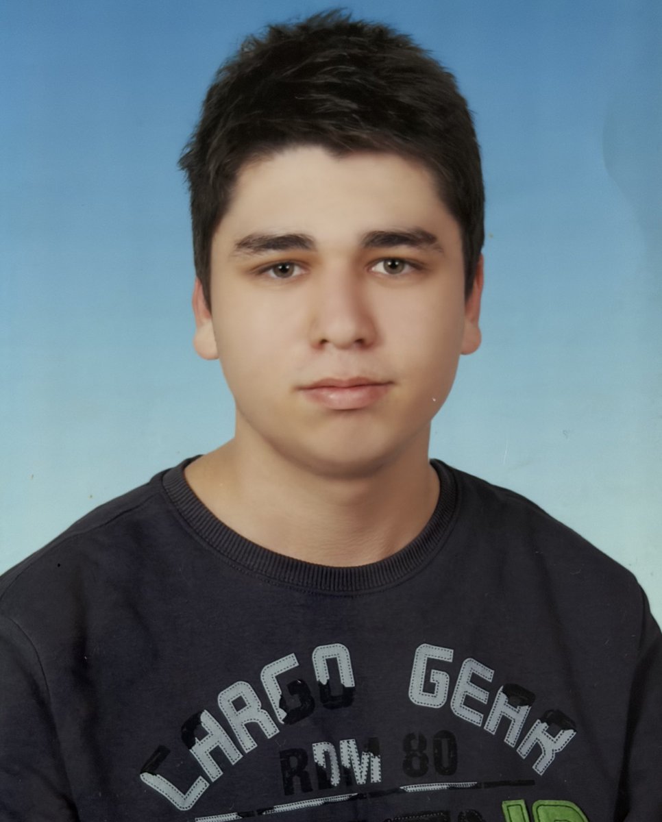 Fotoğrafta gördüğünüz kişi abim Samet Özgül. 

Gazi Üniversitesi öğrencisi ve motokurye olarak çalışan abim Samet, Ankara’da trafikte uyardığı 3 kişi tarafından darp edilip canice boğazından bıçaklanarak katledildi. 

Sabıkalarında uyuşturucu dahil 20 ayrı suç olan 2 kişi serbest