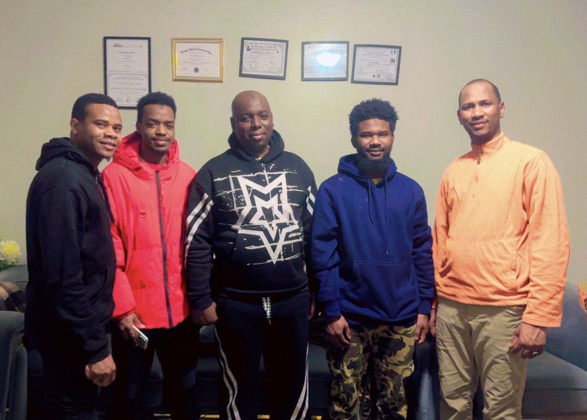 À l’invitation de mon frère et ami Möüdjïtäbä Böünky Bäh, nous avons passé 24 heures en famille dans le New Jersey. Ce fut un précieux moment de fraternité, empreint de chaleur et de convivialité, et surtout une occasion de revoir ses enfants depuis leur départ de Dubréka.