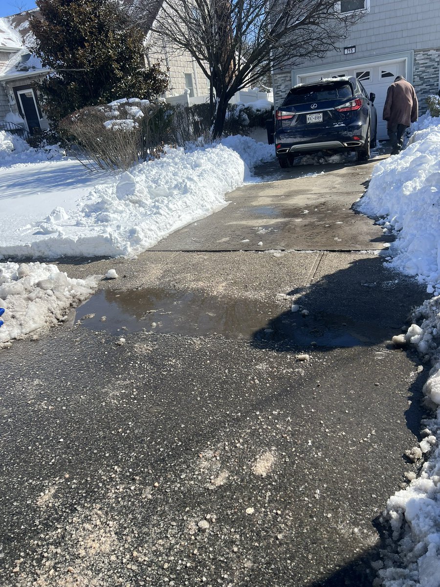NYPD101Pct's tweet image. Community Affairs making the ❄️☃️rounds. First visit, our 101 senior clergy liaison. Special shout-out to Jordan for all your help! #ItsWhatWeDo