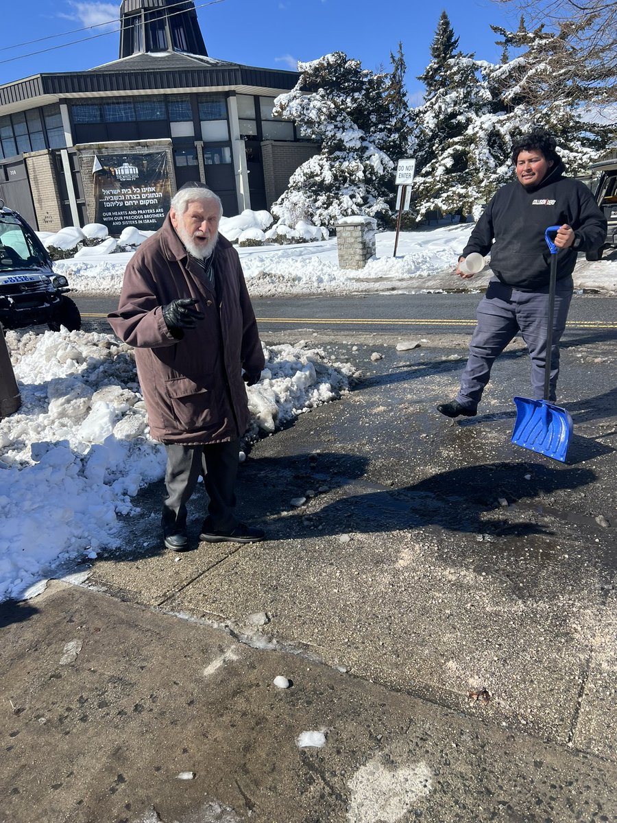 NYPD101Pct's tweet image. Community Affairs making the ❄️☃️rounds. First visit, our 101 senior clergy liaison. Special shout-out to Jordan for all your help! #ItsWhatWeDo