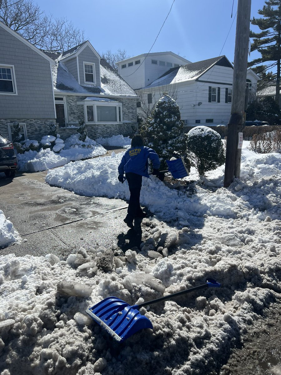 NYPD101Pct's tweet image. Community Affairs making the ❄️☃️rounds. First visit, our 101 senior clergy liaison. Special shout-out to Jordan for all your help! #ItsWhatWeDo