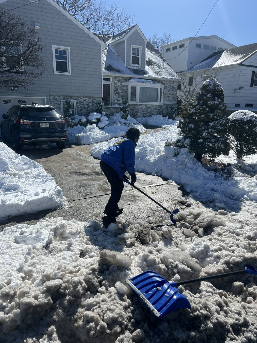 NYPD101Pct's tweet image. Community Affairs making the ❄️☃️rounds. First visit, our 101 senior clergy liaison. Special shout-out to Jordan for all your help! #ItsWhatWeDo