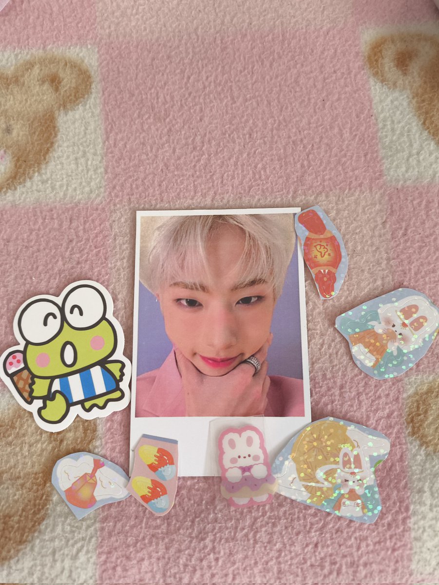amintyalien's tweet photo. Avaliação positiva para @dinofloral !! Vendedora atenciosa, tudo certinho e com brindes fofos 🥺💕 https://t.co/f3gnQgRymE