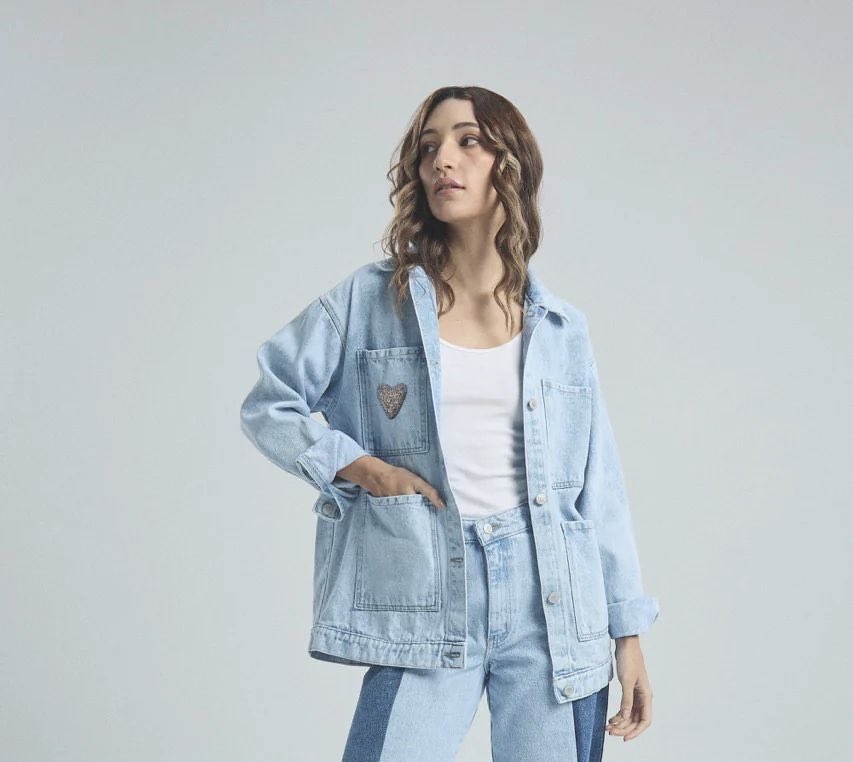 Hola! Tengo en venta esta jacket talla L Oversized (es de una marca colombiana llamada Juliana Sánchez). La vendo porque me queda un poco grande. Cuesta ₡60.000 en la página oficial, y yo la estoy dejando en ₡48.000🫶🏻