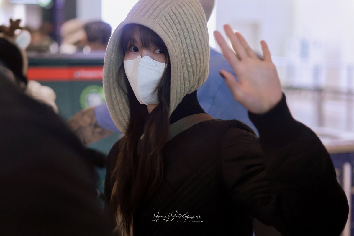 YoongYoongs_cn's tweet photo. 260224
London Heathrow Airport 🛫
Have a safe flight❤

#YOONAxBurberryWinter2026  
#YOONAxLFW2026 
#LimYoonA #임윤아 #YoonA #윤아 https://t.co/H94GemOpid