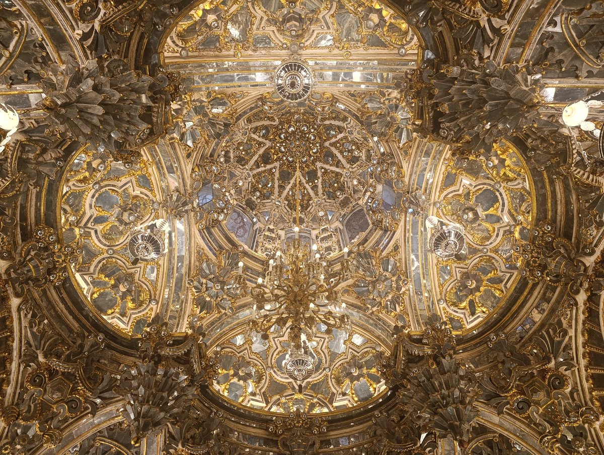 cismabrides's tweet photo. El Camarín de la Virgen del Rosario de Granada es una de esas explosiones barrocas donde las fronteras entre el palacio y la iglesia, el cielo y la tierra se difuminan y todo, absolutamente todo, está ahí para apabullarnos. 

(Gracias por haberme dejado entrar fuera de hora). https://t.co/7M0IA3muEn