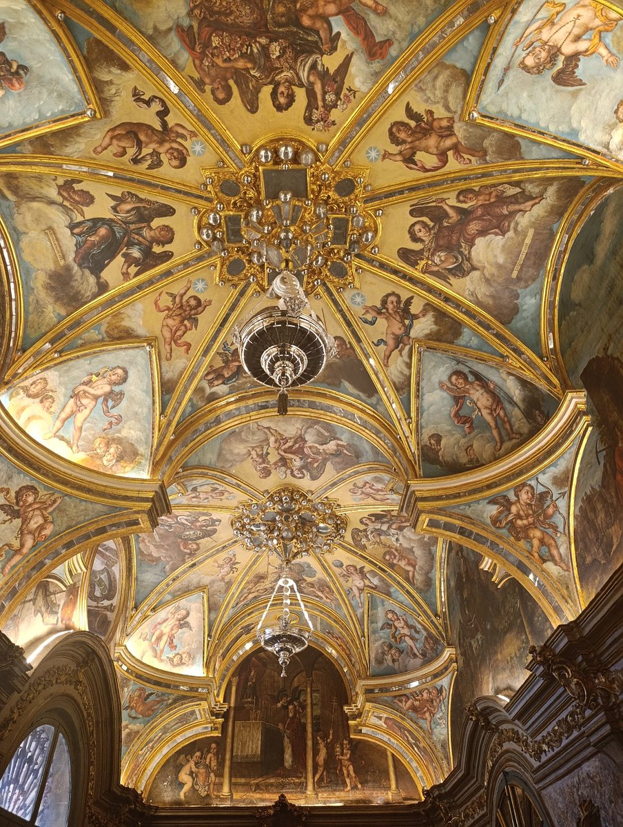 El Camarín de la Virgen del Rosario de Granada es una de esas explosiones barrocas donde las fronteras entre el palacio y la iglesia, el cielo y la tierra se difuminan y todo, absolutamente todo, está ahí para apabullarnos. 

(Gracias por haberme dejado entrar fuera de hora).