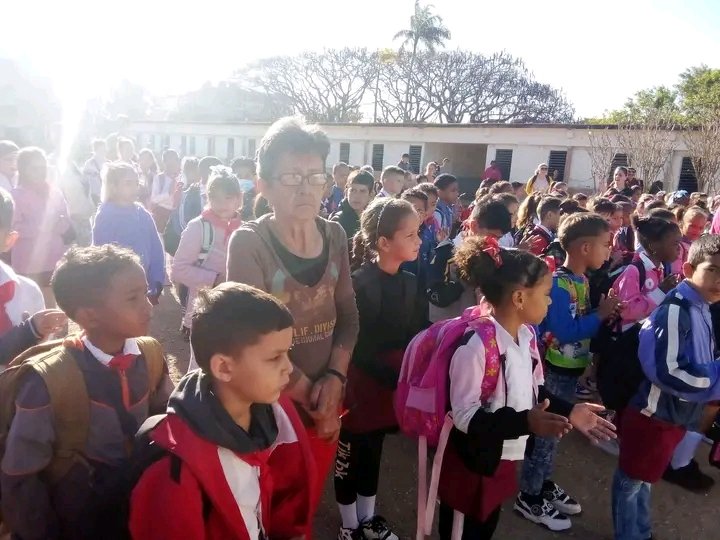 Hoy es 24 de febrero, y el seminternado José Martí en #EducaciónPrimeroDeEnero rinde homenaje al reinicio de las luchas por la independencia de Cuba
 #CubaSoberana. #PrimeroDeEneroDeVictoria. #LatirAvileño <a href="/CubaMined/">MINED</a>  <a href="/CalderonPineiro/">Luis Enrique Calderón</a>  <a href="/AlfreMene37409/">Alfre Menendez</a>  <a href="/MadeleysL/">Madeleys Sánchez Llanes</a>  <a href="/MtnezIc/">Irina Calderín Martínez</a>