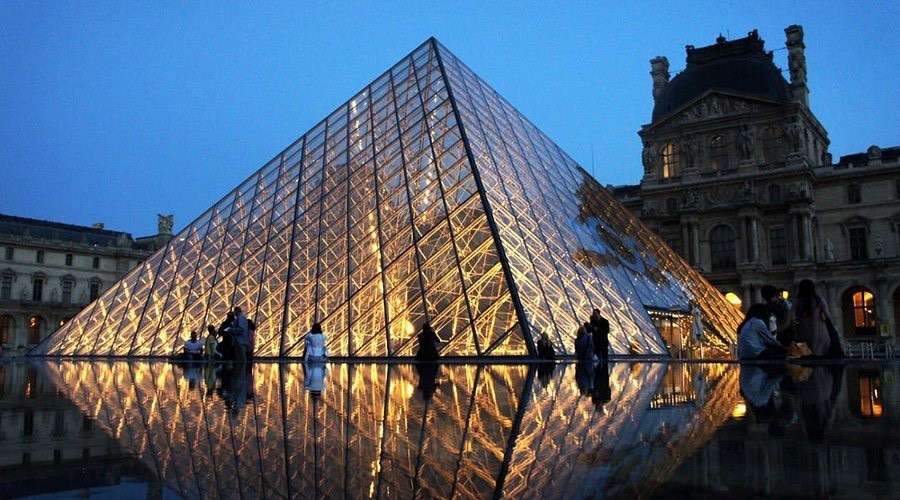 LeMediaPolitiFR's tweet image. 🔍 DÉCRYPTAGE : Laurence des Cars quitte la présidence du Louvre.

🔹Motifs : Braquage récent et préoccupations liées à la sécurité du musée.
🔹Contexte : Fragilisation de sa position suite aux événements.

#Louvre #Démission