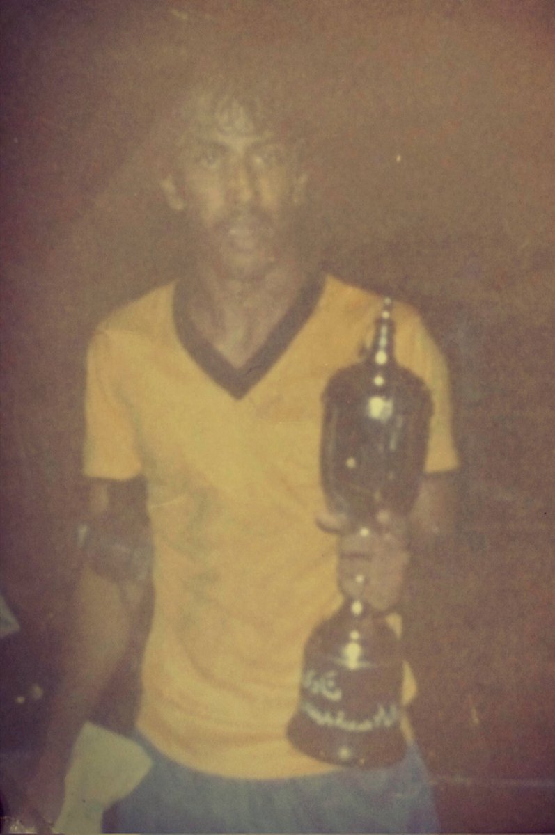 ،،صورمن الذكريات في الثمانينات، أشهرالفرق الأهلية فريق القلعةالمنتسب لنادي الإتحاد،صوربعدالفوزبالبطولة الرمضانيةللنادي،الأول وقوفا من اليمين باسم شامرادوعلى شامرادوالثالث عبداللطيف نصيب جلوساالحارس حسين عمرباعبودوصادق رجب ومحمدالعليان والمرسعدوالمرحوم بخيت شامرادليسوافي الصورة.