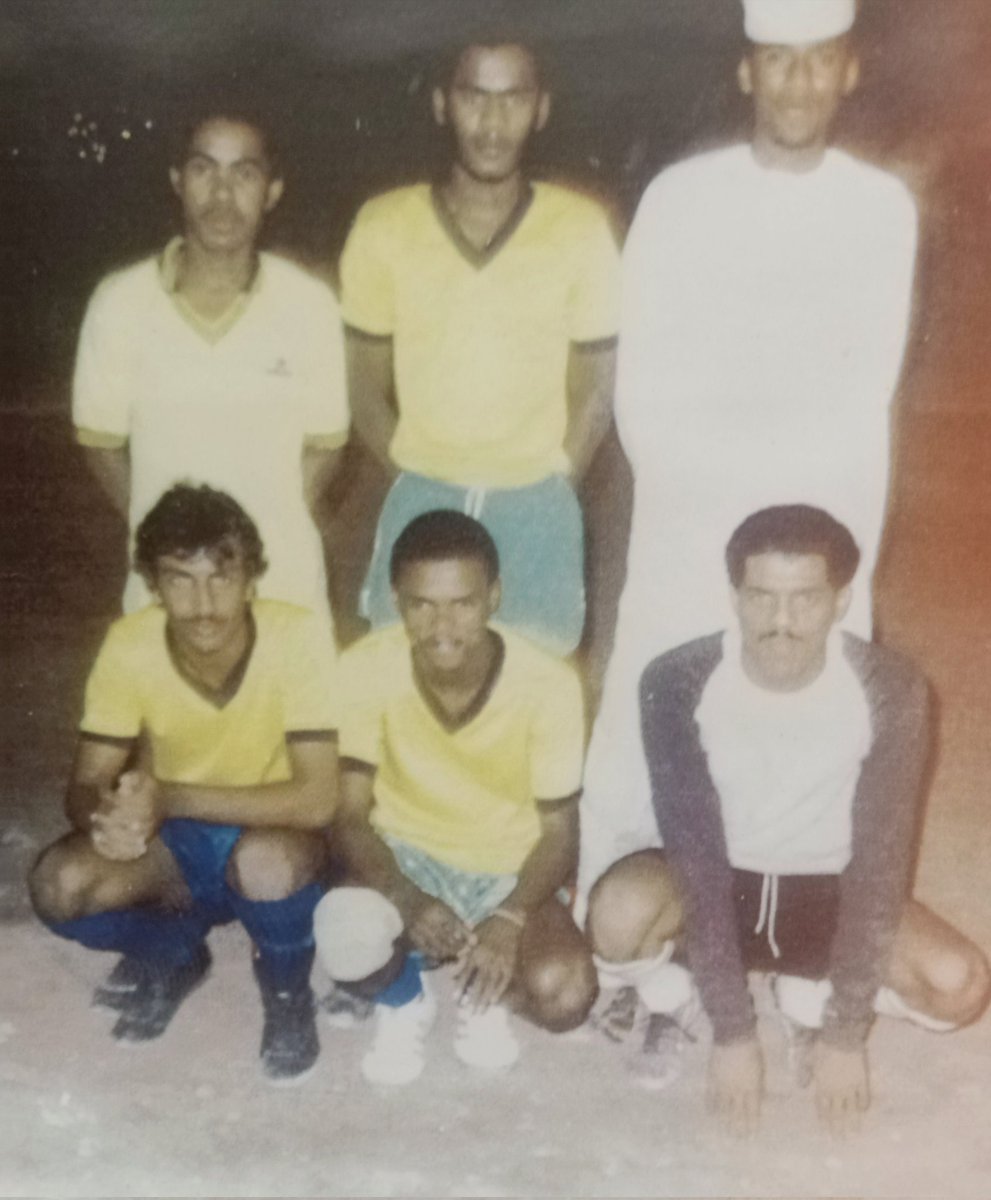 abo_bandar5155's tweet photo. ،،صورمن الذكريات في الثمانينات، أشهرالفرق الأهلية فريق القلعةالمنتسب لنادي الإتحاد،صوربعدالفوزبالبطولة الرمضانيةللنادي،الأول وقوفا من اليمين باسم شامرادوعلى شامرادوالثالث عبداللطيف نصيب جلوساالحارس حسين عمرباعبودوصادق رجب ومحمدالعليان والمرسعدوالمرحوم بخيت شامرادليسوافي الصورة. https://t.co/6oXqIcp5Vj