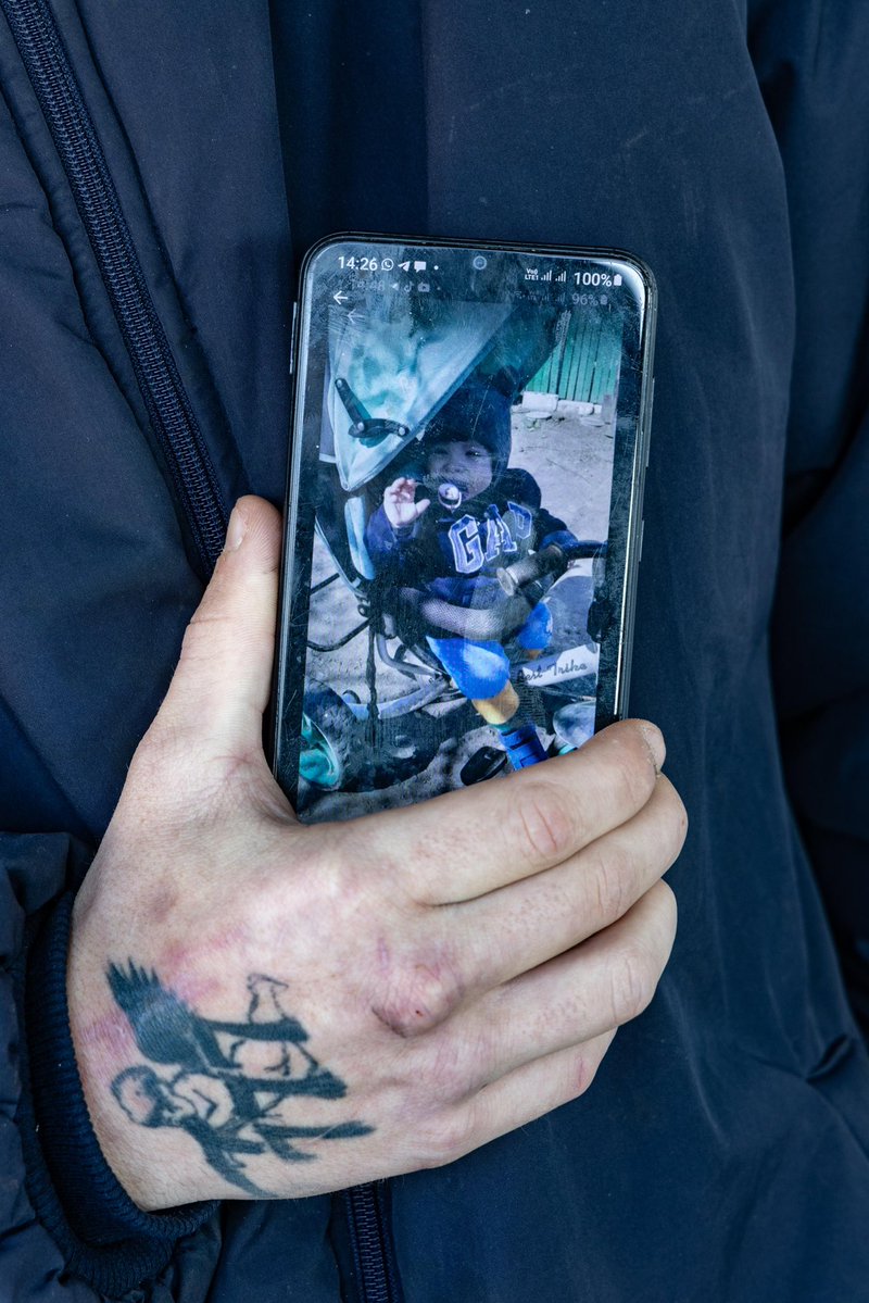 Ho incontrato la famiglia della vittima più giovane dei dronisti russi che inseguono i civili di Kherson. Si chiamava Dmitro, aveva un anno. Un drone grande quanto lui lo ha puntato dall’alto e poi lo ha colpito alla schiena. 

Il padre ha sulla mano il tatuaggio di un angioletto