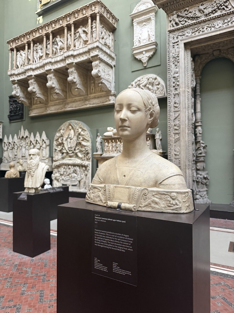Ratatwinkie's tweet photo. Listening to old technology in the v&amp;a #avibe https://t.co/I8jynJ1XJz