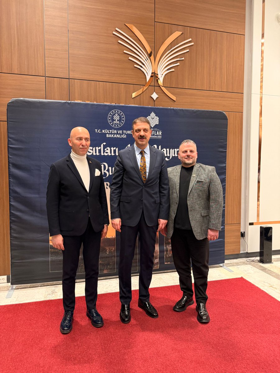 balkanvakfi2022's tweet photo. MÜBAREK RAMAZAN AYININ MANEVİ İKLİMİNDE, VAKIFLAR GENEL MÜDÜRLÜĞÜMÜZ TARAFINDAN DÜZENLENEN İFTAR SOFRASININ HUZURUNU PAYLAŞTIK.

Mübarek Ramazan ayının manevi ikliminde, Vakıflar Genel Müdürlüğümüz tarafından düzenlenen iftar sofrasının huzurunu paylaştık. Kadim vakıf geleneğimizin bir nişanesi olan bu anlamlı buluşmada, Vakıflar Genel Müdürümüz Sayın Sinan Aksu ile bir araya geldik.

Balkan coğrafyasındaki kardeşlik köprülerimizi güçlendirmek ve ecdad yadigarı vakıf kültürümüzü yarınlara taşımak adına yürüttüğümüz çalışmaların böylesine kıymetli sofralarda yankı bulması bizler için çok değerlidir. Gönül coğrafyamızın ortak değerlerini yaşatma gayretimize verdikleri destek ve bu nazik davetleri için Sayın Sinan Aksu’ya kalbi şükranlarımızı sunarız.

Birlik ve beraberliğimiz daim olsun.

@TCKulturTurizm @VakiflarGM @Ankara_Vakiflar @sinanaksu