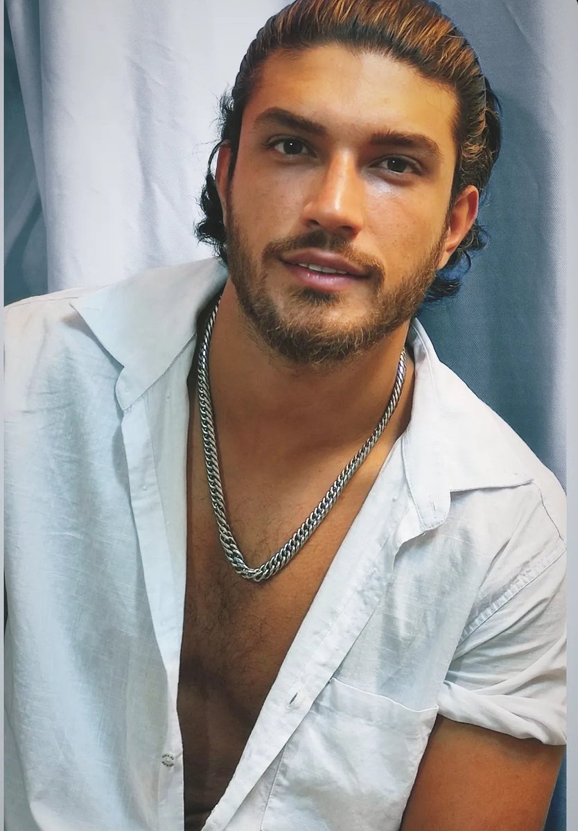 با گلوله به چشم‌اش زدند همان‌هایی که چشم دیدن زیبایی را ندارند. قهرمانی که مربی فیتنس بود بعد از ۵۰ روز کما، دوام نیاورد 🖤
#داوود_سهرابی
#IranMassacre