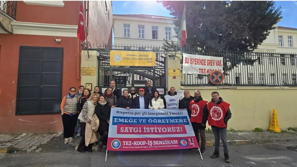 MikailD38334's tweet photo. Özel İtalyan Lisesi grevinin bügün 23. günü istanbul 5 nolu sube başkanımız ve öğretmenlerimiz grev alanında birlikte dim dik ayaktalar.
Türkiye'de, Türk öğretmenlere zulüm yapılamaz.
Yaşasın sınıf dayanışması✊️
#DersimizGrev https://t.co/V3QR5ofQPm