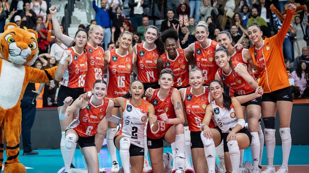 Temmzvolley's tweet photo. 🔥Tarihte ilk kez bir ülke Şampiyonlar Ligi çeyrek finalinde 4 takımla yer alacak 👏👏

• 🇹🇷FENERBAHÇE
• 🇹🇷ECZACIBAŞI
• 🇹🇷ZEREN
• 🇹🇷VAKIFBANK

👉 Farklı eşleşmelerde yer aldıklarından teorik olarak dört takımın da İstanbul’daki Final4’a kalma ihtimali var

#CLVolleyW https://t.co/YAl779iObF
