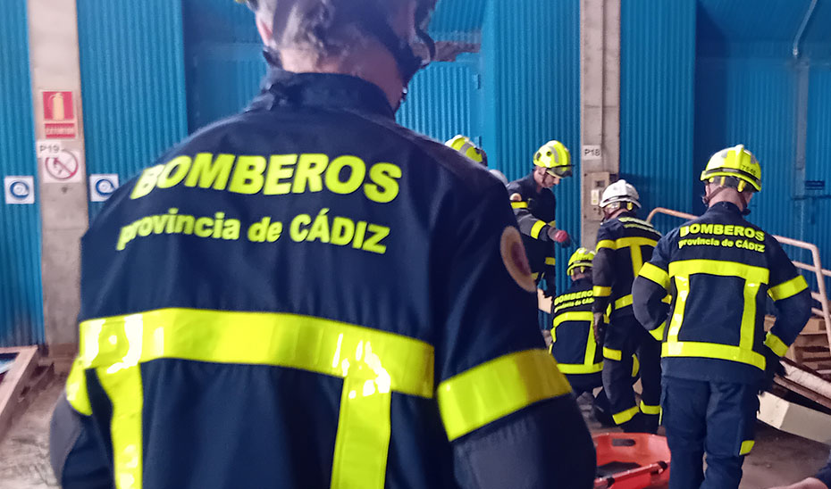 E112Andalucia's tweet image. 🔴  Diez afectados en un incendio en un bloque de pisos San Telmo en #Jerez #Cádiz

🏥 Cuatro de ellos han sido evacuados al hospital por los servicios médicos

Toda la información 🔗 lajunta.es/6cfii
