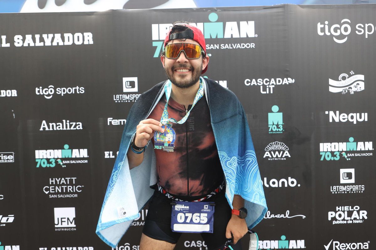hondudiario's tweet photo. #TeLoCuento. "Lo hizo otra vez Andrés R. del Cid", el hondureño que sumó su segunda participación en la Triatlón internacional "IRONMAN" de 70.3 kilómetros esta vez en la república de El Salvador, donde demostró que los límites están para superarlos y que las victorias con  disciplina y coraje van más allá del cronometro.  

El año pasado Andrés del Cid, participó en la IRONMAN en la ciudad de Monterrey, México,  donde completó el recorrido de los 70.3 km. en etapas de 1,9 kilómetros de natación, 90 de ciclismo y 21 de carrera a pie, las mismas distancias que cumplió el pasado domingo en la Triatlón El Salvador, donde participaron atletas de varios países, que demuestran su fortaleza física y mental, fundamentada en una preparación exigente.  

Entonces sí, "lo hizo otra vez", como exclamó su papá, Rigoberto del Cid, al verlo cruzar la meta, porque  estas victorias no se miden únicamente en tiempo o en posición de llegada, este es un triunfo para Andrés, sus padres y demás familiares, porque hay triunfos que van más allá de alcanzar la meta, donde al final muy pocos hablan del sacrificio silencioso de los amaneceres entrenando, de los días en que el cuerpo pedía tregua pero en su mente decidió seguir y lo logró. 

Andrés del Cid, se convierte en el IRONMAN HONDUREÑO, al escribir otro capítulo glorioso en su historia deportiva al completar su segunda prueba internacional por cuenta propia, enfundado por su  disciplina inquebrantable y fuerza interior que define a los verdaderos guerreros.   

Porque mientras otros descansaban, Andrés pedaleaba kilómetros, nadaba contra corriente y corría cuando las piernas pedían parar. Cada gota de sudor, cada madrugada sacrificada, cada momento de duda superado, culminó en esa línea de meta donde demostró, una vez más, que los límites están para rebasarlos. ¡Felicidades campeón!. Conste.