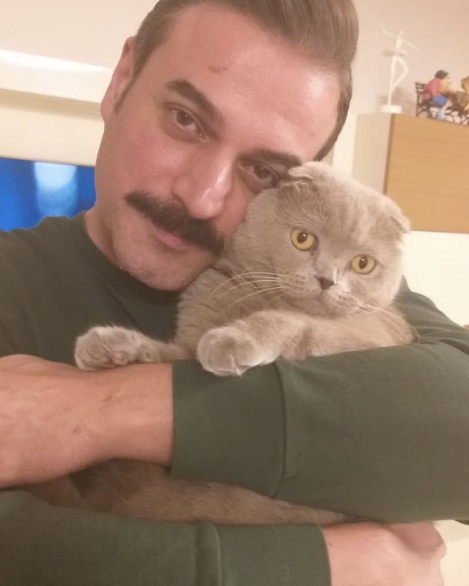 Ufuk Özkan:

"Hayatta hiçbir şey için üzülmeyin. Sadece bir kere size ait olan bu yaşamı başkaları için ziyan etmeyin. Çünkü herkes sizin gibi değil, bir anda sizi yarı yolda bırakabilir. Duanızı dürüst dileyin. İmanlı olun, inançlı olun ve 

hayır demeyi öğrenin bu hayatta."