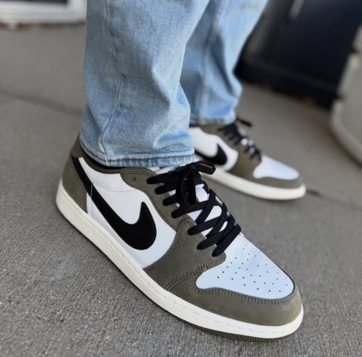 This week is about yall.
Unboxing day: AJ1 OG Low “Olives”

Shot by <a href="/Jordan1Squad/">Jordan 1 Squad</a> 
The focus is love! And may all your sneaks touch concrete!