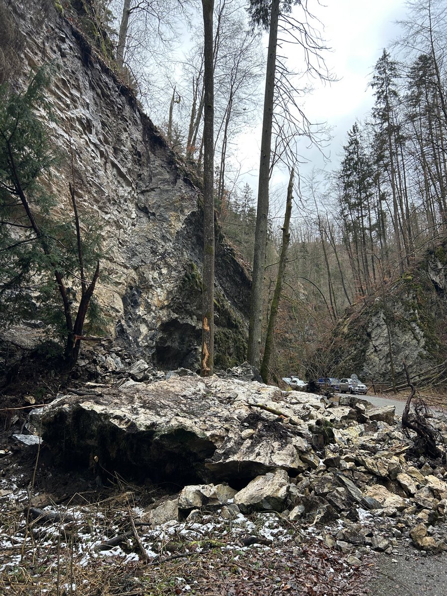 Vizner_CT's tweet photo. Práci přírody zřejmě dokončí dynamit. Geologové dnes doporučili strhnout zvětralý skalním masiv, který se částečně zbortil v Moravském krasu. Vápenec napravo zůstává  nestabilní, Lesy ČR teď proto vyberou firmu, která znovu zpřístupní Pustý žleb turistům a cyklistům. https://t.co/8tbbmMfh0C