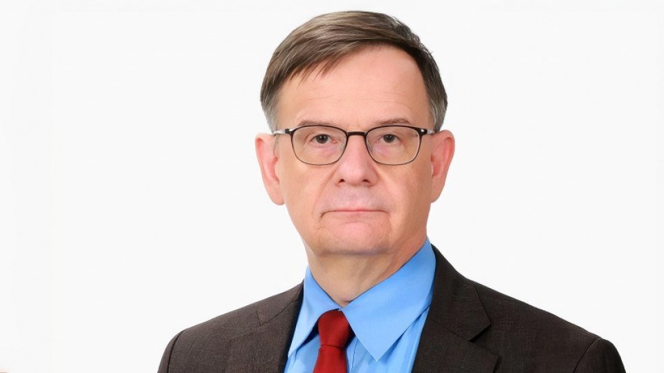 RWApodcast's tweet photo. Andrei Lankov, Korean studies scholar and one of Russia's foremost experts on North Korea, has been detained in Latvia before a lecture he was supposed to hold. He used to teach in Canberra and Seoul and write for Bloomberg back in the day. Hopefully he will just be deported and not incarcerated like his archaeologist colleague Butyagin, who is still held at a Polish prison. Butyagin had been arrested by Polish authorities after returning from an academic conference in the Netherlands. 

I wish Russian academics would finally learn that there is no "Republic of Letters" anymore and they just hate all of us and can and will hurt you without even bothering to come up with a pretext.