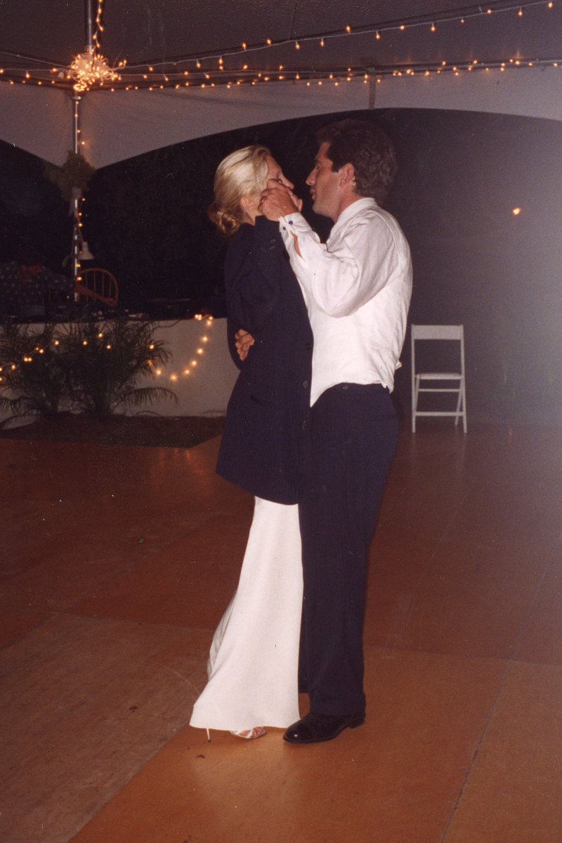 PRECISO DESESPERADAMENTE VIVER UM ROMANCE COMO O DA CAROLYN BESSETTE COM JOHN F KENNEDY JR