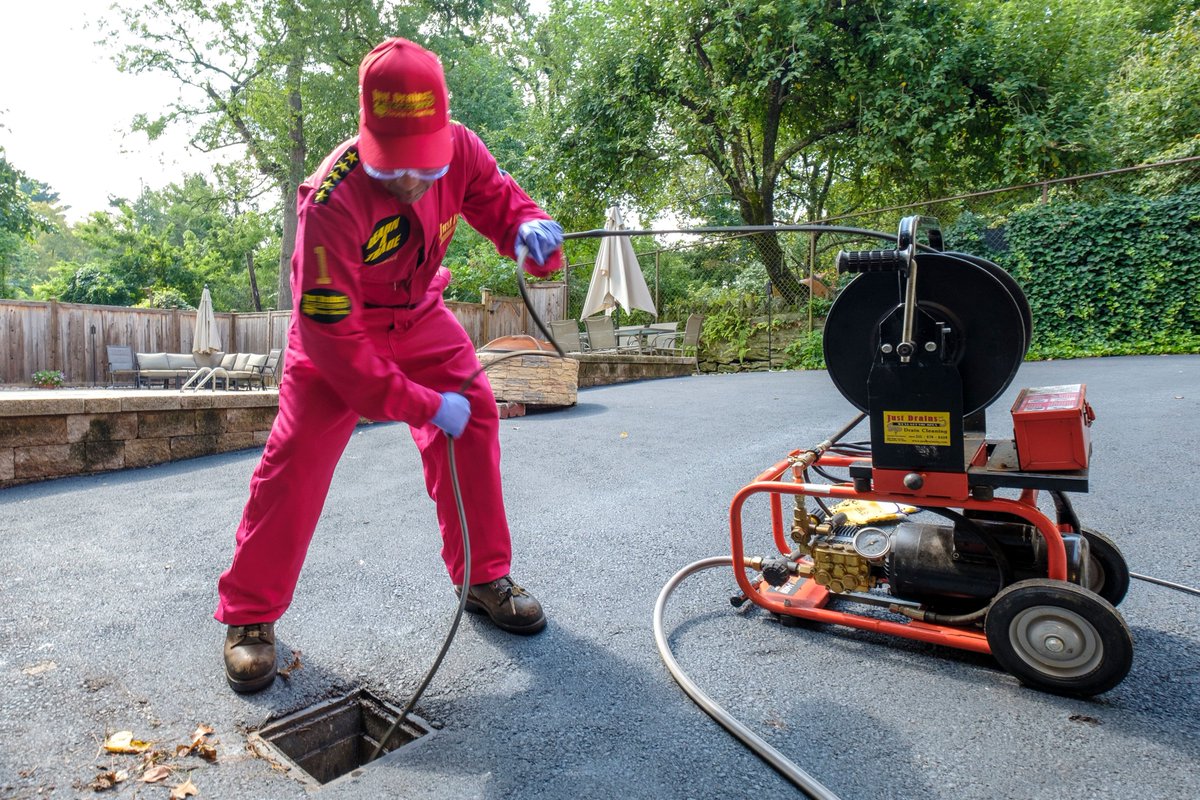 PlumberMag's tweet image. The JM-1450 delivers 1500 PSI at 1.7 GPM to blast through grease, sand, and ice. Compact and portable with Vibra-pulse®, hose reel, and telescoping handle perfect for pros tackling tough drain cleaning on the go. #Plumbing #DrainCleaning #Plumber
Sponsored by @DrainBrains