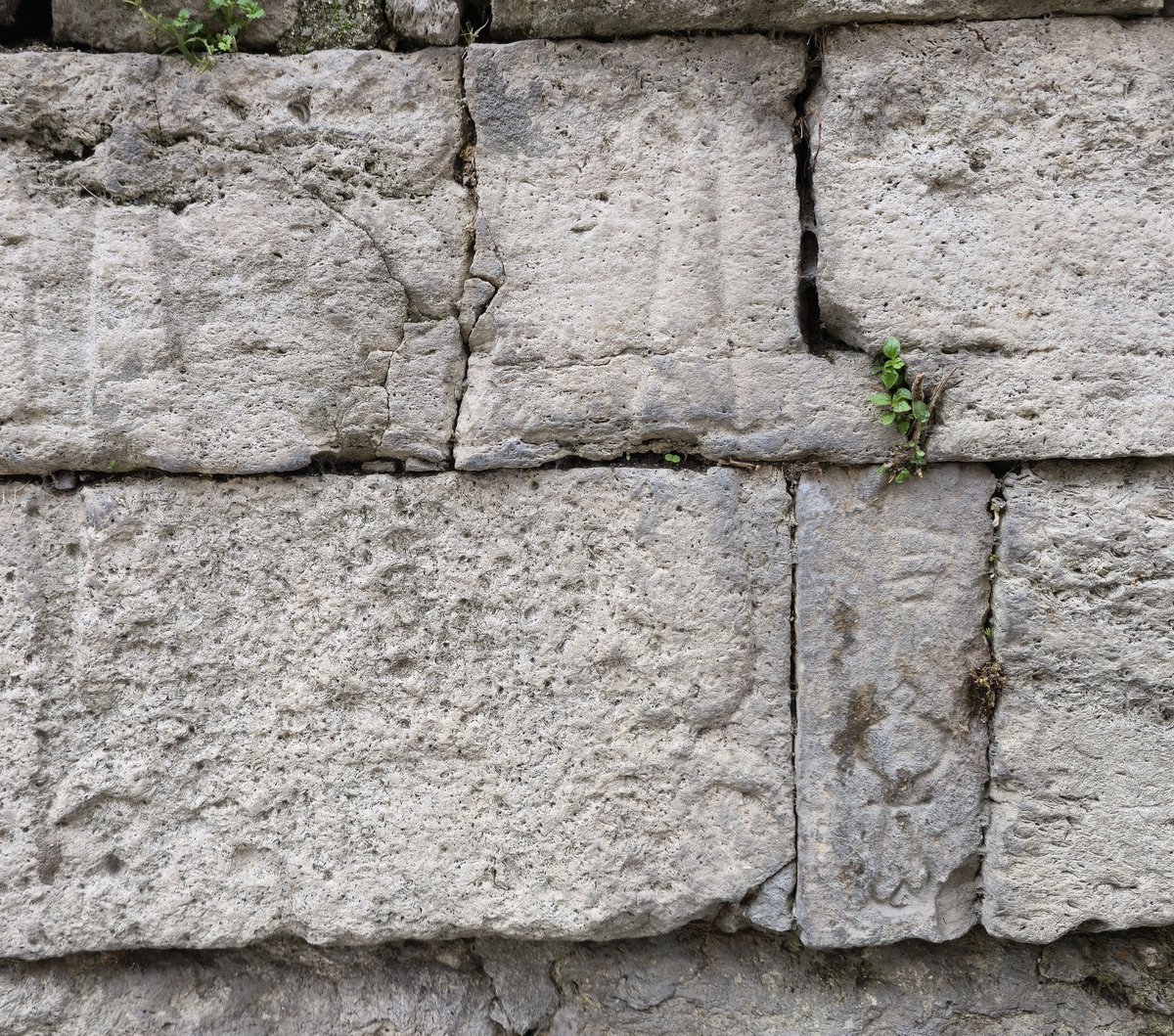 Yeniçerilerin Yeni Odalar yakınındaki Hüsrev Paşa Türbesi duvarına kazıdıkları iki adet bölük nişanı grafitisi.