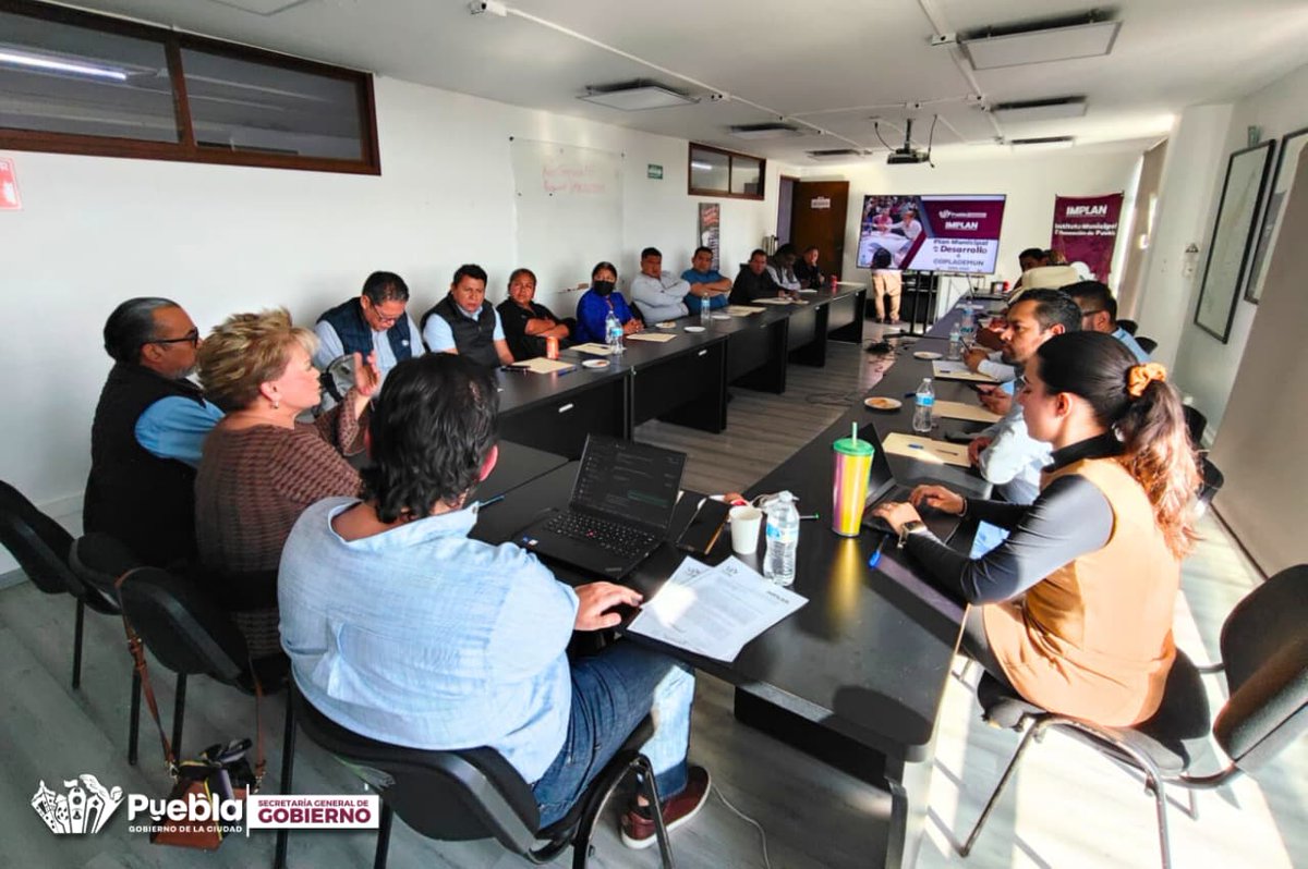 Con el propósito de fortalecer la coordinación institucional, la subsecretaria de Desarrollo Político, <a href="/MerloIsabel/">Isabel Merlo</a>, por instrucciones del secretario General de Gobierno, <a href="/FrancoR01/">Franco Rodríguez</a>, sostuvo una reunión de trabajo con el coordinador general del <a href="/Puebla_IMPLAN/">IMPLAN Puebla</a>, <a href="/JesusSReliac/">Jesús Sánchez Reliac</a>, para
