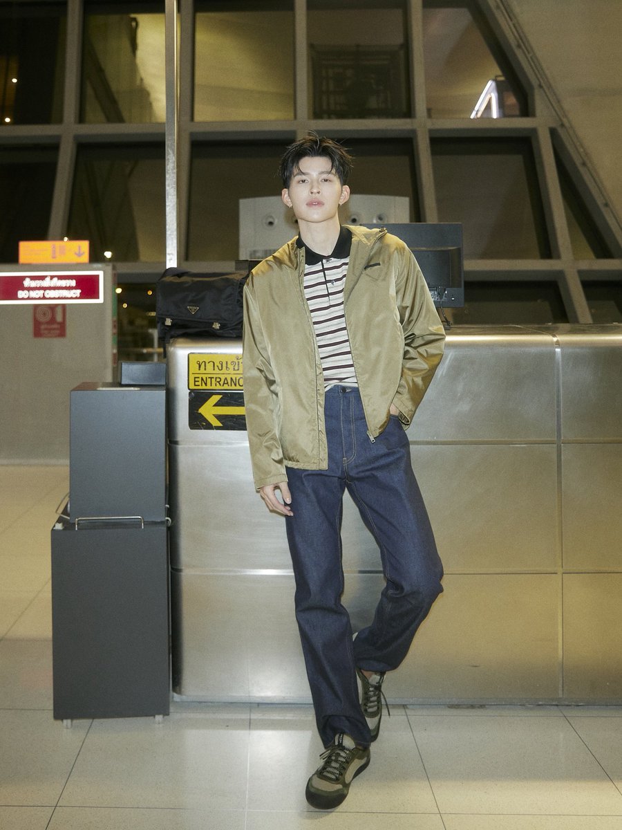 มิลานจะมีท่านปอนด์! ส่องลุคหล่อหนุ่ม #ปอนด์ณราวิชญ์ มาพร้อมกระเป๋า Prada Explore Re-Nylon สีดำสุดคลาสสิก และสนีกเกอร์รุ่นใหม่ Speedrock เตรียมตัวออกเดินทางไปร่วมชมแฟชั่นโชว์ PRADA เป็นครั้งแรก กับคอลเล็กชั่น Fall Winter 2026 Womenswear ที่จะจัดขึ้นในวันที่ 26 กุมภาพันธ์นี้ เวลา