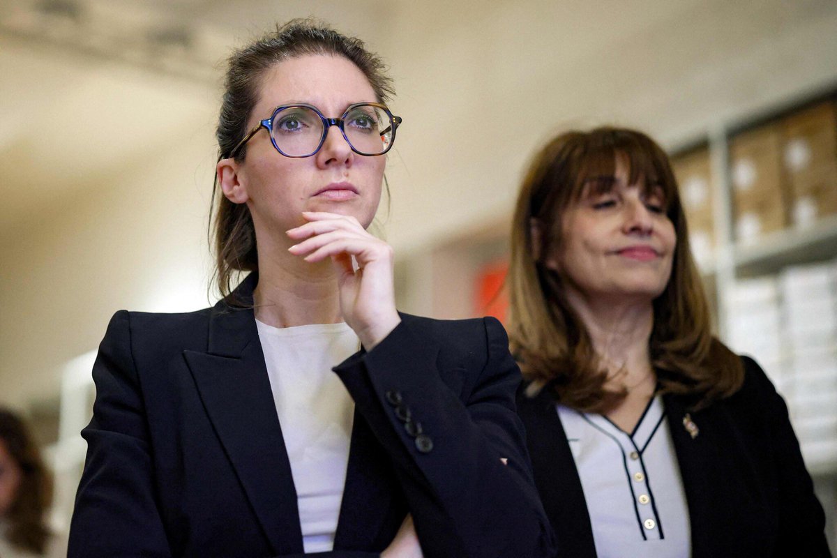 EmmaRobinsonss's tweet photo. « Comment je peux pondre encore plus de lois visant à restreindre la liberté d’expression des Français, au nom des intérêts d’un État étranger? » https://t.co/CpcY0heHXq