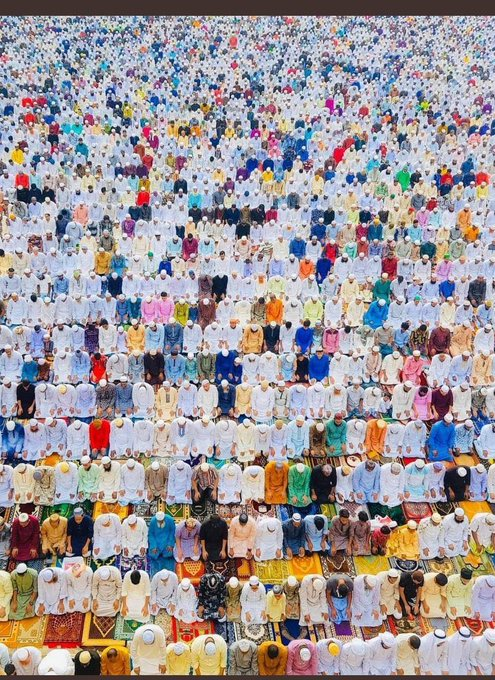 İşte Müslümanlar, renkleri, dilleri ve yaşadıkları coğrafyalar farklı olsa da aynı inançla kalpleri ve yönelişleri birdir.
Ne kadar bölüp parçalamak isteseler de onlar, tek devlet, tek bayrak, tek ümmet olarak yarım kalmış yürüyüşlerini mutlaka tamamlayacaklardır.