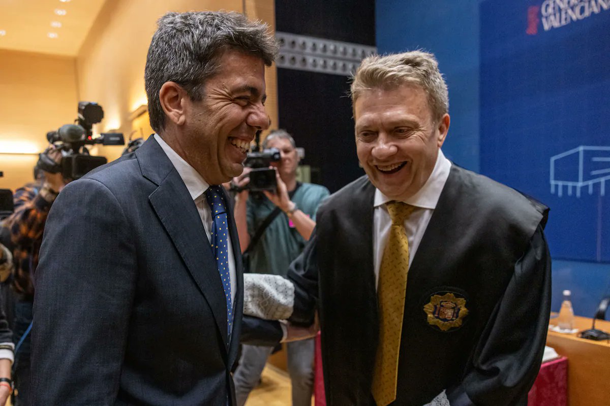 ¿Cómo te quedas?
La jueza Nuria Ruiz Tobarra  pide al TSJ valenciano que "investigue a Carlos Mazón por su inactividad negligente". ¿Sabéis quién es el magistrado que sale con Mazón? Es Manuel José Baeza Díaz-Portales, Presidente del Tribunal que debería juzgar a Mazón.