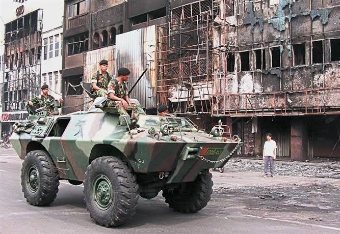 Bagaimana prediksi Indonesia bubar 2030 seperti yang diramalkan Prabowo dapat terealisasi:

1. Ekonomi runtuh karena miskelola bodoh, pemborosan,dan kegagalan industrialisasi. Pengangguran massal, beban utang, krisis mata uang dll

2. Daerah bergolak karena merasa bahwa pempus