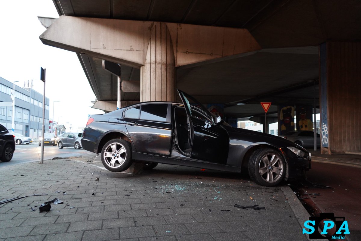 Auto vliegt over betonblok na onwelwording