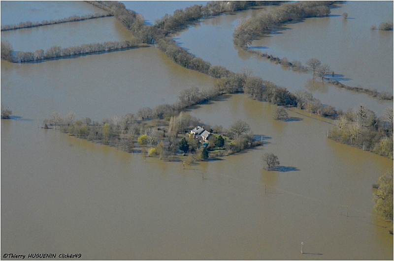 Cliches49's tweet photo. La Loire en crue vue du ciel...
Prendre de la hauteur permet de réaliser l'ampleur du phénomène!
Un grand merci au pilote et ami Jean Michel Gueho!
#Loire #anjou #inondations #maineetloire #vueaerienne #crue2026 #laloire #NaturePuissante #crue2026 #loireencrue #cruedusiecle https://t.co/a39BLQ77Lk