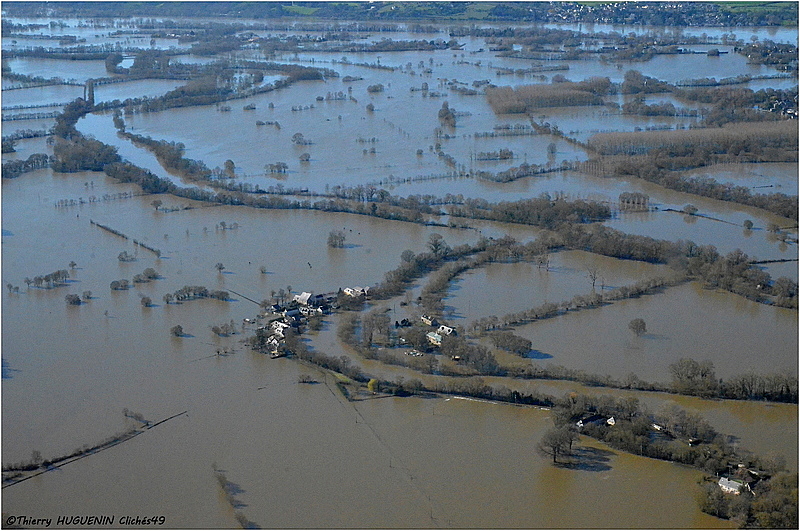 Cliches49's tweet photo. La Loire en crue vue du ciel...
Prendre de la hauteur permet de réaliser l'ampleur du phénomène!
Un grand merci au pilote et ami Jean Michel Gueho!
#Loire #anjou #inondations #maineetloire #vueaerienne #crue2026 #laloire #NaturePuissante #crue2026 #loireencrue #cruedusiecle https://t.co/a39BLQ77Lk