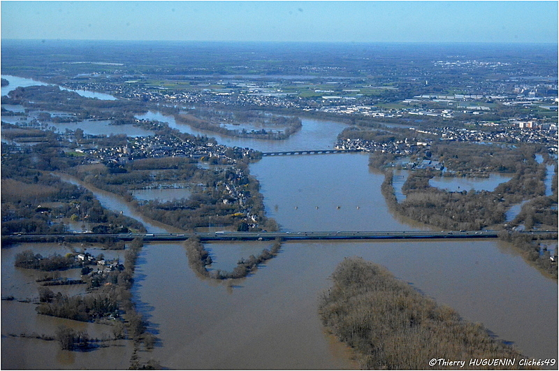 Cliches49's tweet photo. La Loire en crue vue du ciel...
Prendre de la hauteur permet de réaliser l'ampleur du phénomène!
Un grand merci au pilote et ami Jean Michel Gueho!
#Loire #anjou #inondations #maineetloire #vueaerienne #crue2026 #laloire #NaturePuissante #crue2026 #loireencrue #cruedusiecle https://t.co/a39BLQ77Lk