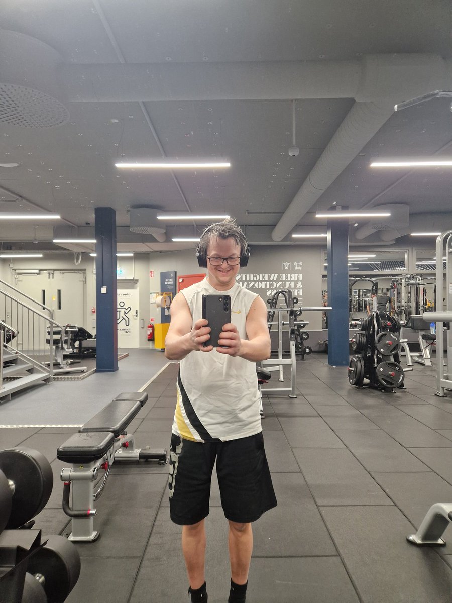 simon lööf tweet media