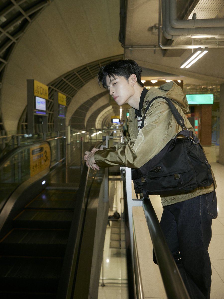 เริ่มแล้ว! ครั้งแรกของปอนด์ ณราวิชญ์ <a href="/ppnaravit/">ppnaravit</a> กับการไปร่วมชมโชว์ <a href="/Prada/">PRADA</a> คอลเล็กชั่น Fall/Winter 2026 ที่มิลานแฟชั่นวีค ในวันที่ 26 กุมภาพันธ์ เวลา 20.00 น. ตามเวลาประเทศไทย สามารถชมโชว์ทาง Prada LINE Official Account

#ELLEThailand
#PradaFW26 #Prada
#ppnaravit