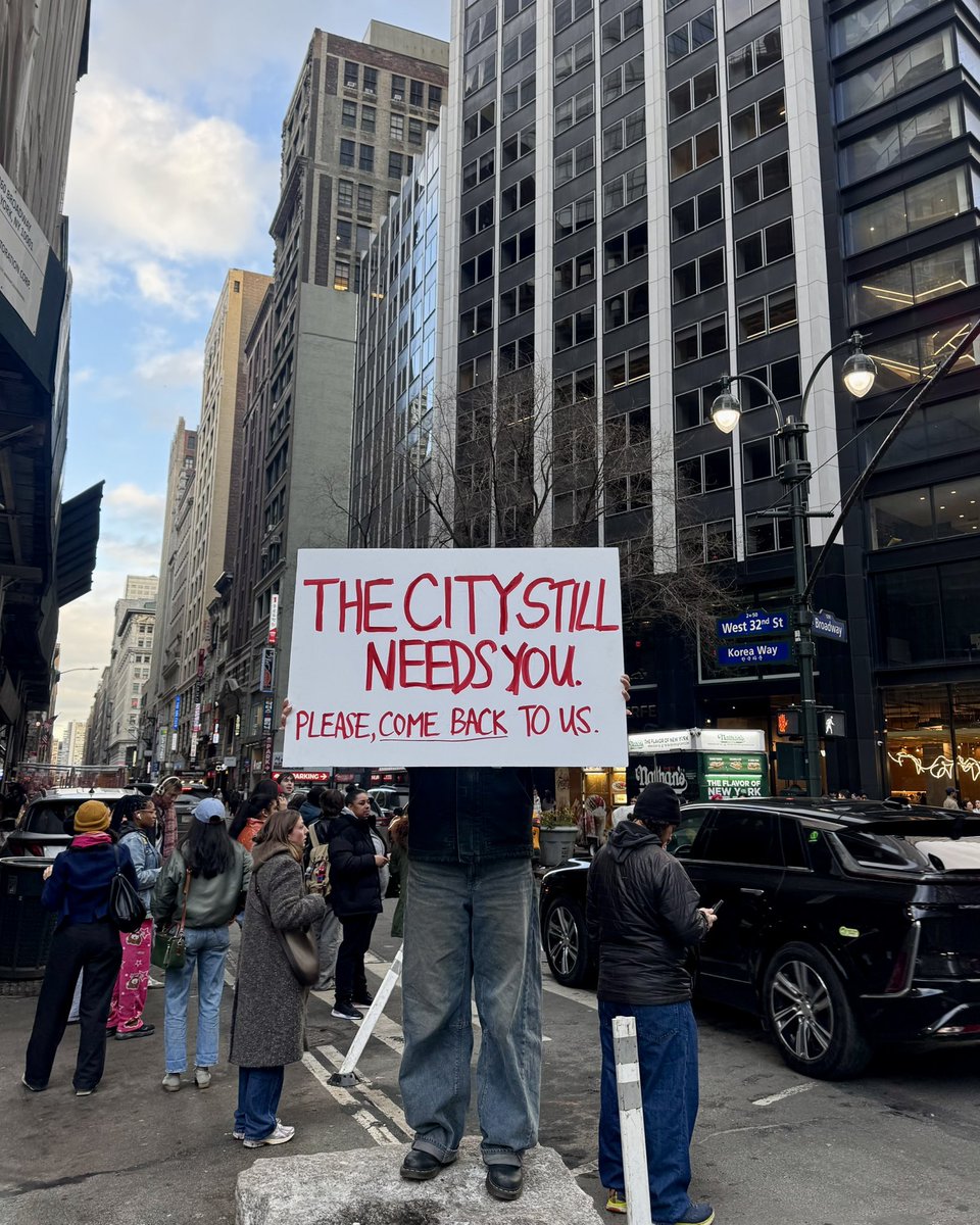 hello82 NYC tweet media