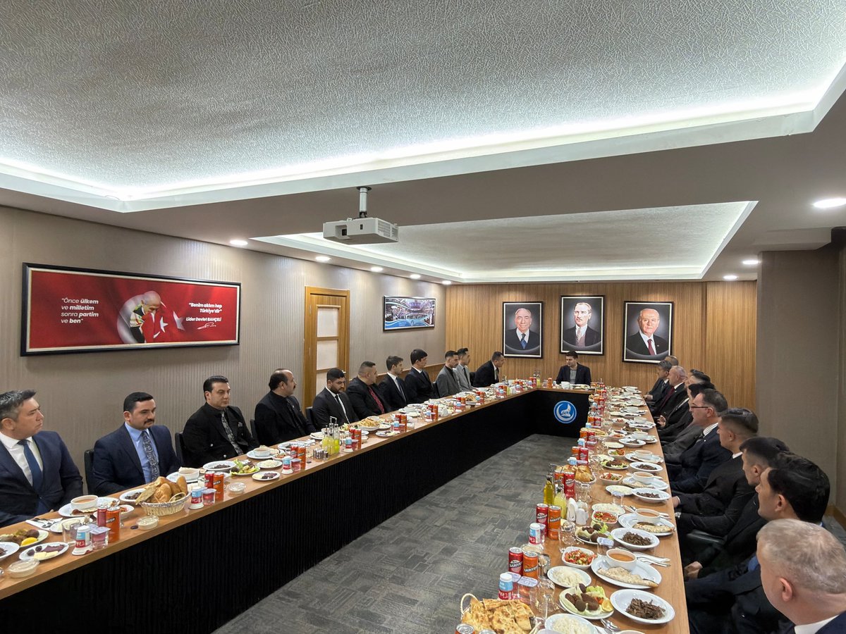 Ülkü Ocakları Genel Merkezimizde, Ankara İlçe Ocak Başkanlarımız ile bir araya gelerek iftarımızı açtık.

Rabbim birliğimizi ve beraberliğimizi daim eylesin. 🇹🇷