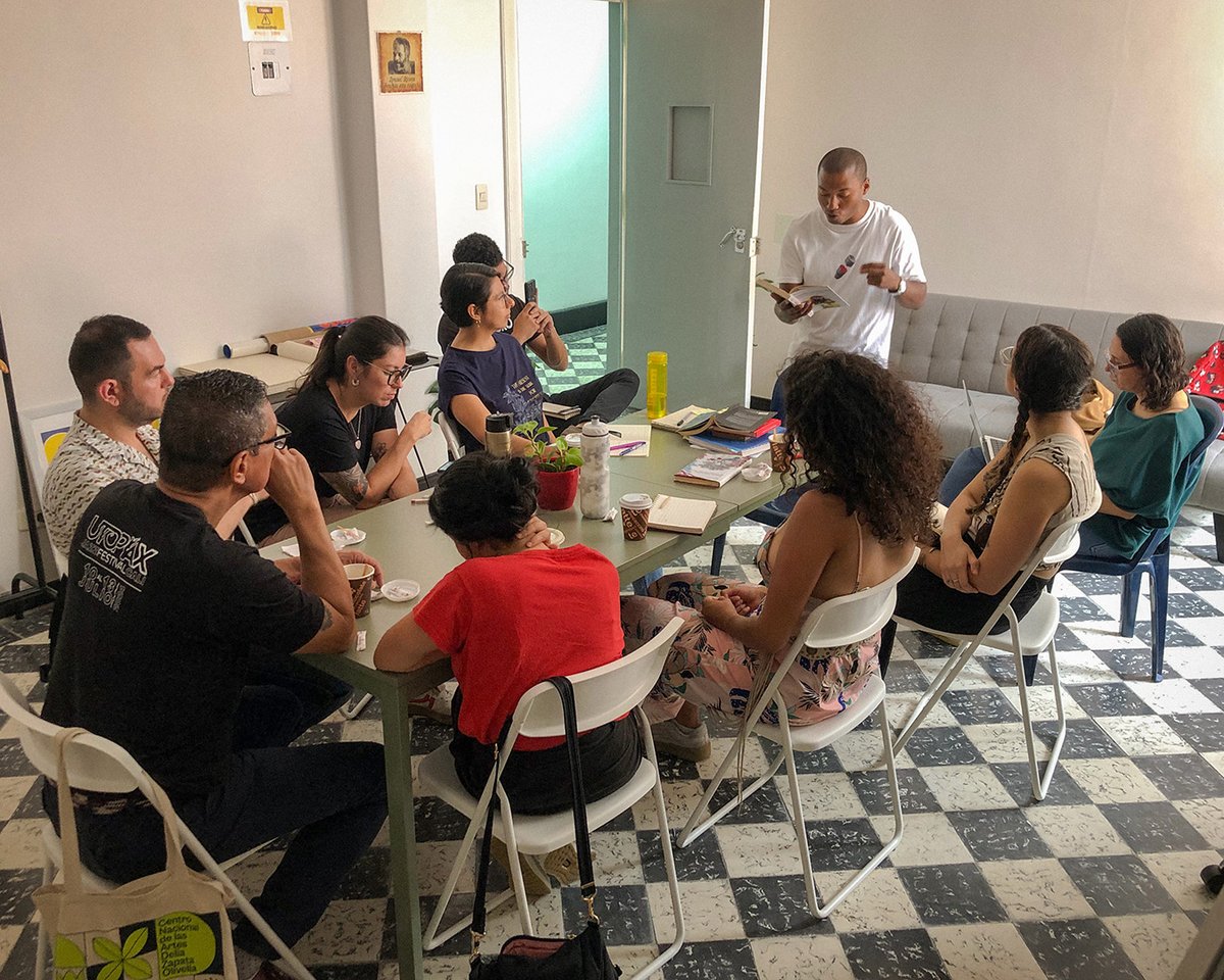 Ve, el sábado pasado iniciamos nuestra oferta pedagógica con ‘Guapería’, un taller para explorar la relación entre el lenguaje salsero y la creación literaria. Gracias a las participantes por apuntarse a estudiar la salsa desde otro rincón. ¡Venga ese ajá! 🙌🏽📖🌠
#SalsasinMiseria