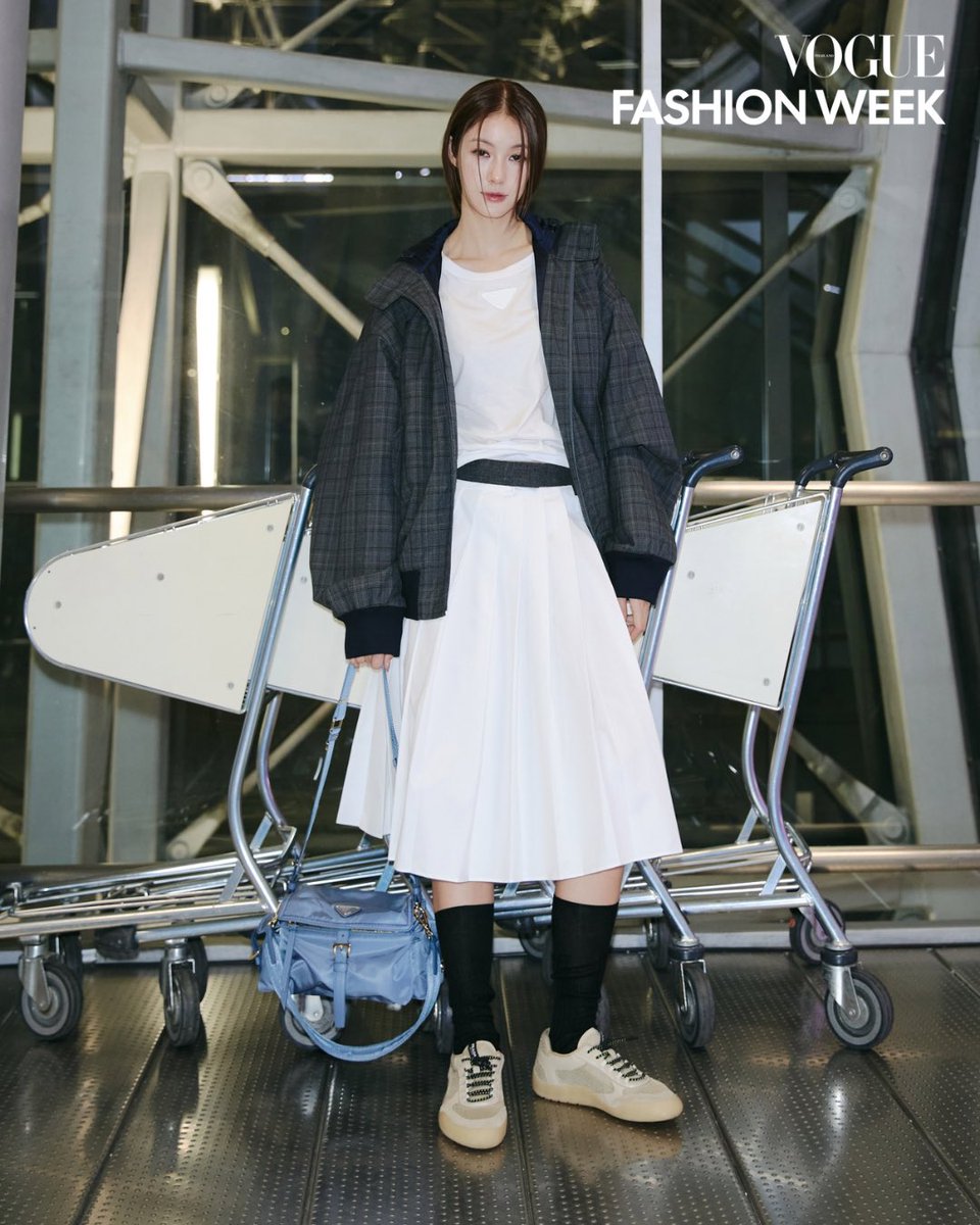VogueThailand's tweet photo. #VogueFashionWeek ‘น้ำตาล-ทิพนารี’ ออกเดินทางสู่มิลาน ประเทศอิตาลี เพื่อเข้าชมแฟชั่นโชว์ @Prada คอลเล็กชั่นฤดูใบไม้ร่วง/ฤดูหนาว ปี 2026 ซึ่งจะจัดขึ้นในวันที่ 26 กุมภาพันธ์นี้ เวลา 20.00 น. ตามเวลาประเทศไทย สามารถรับชมโชว์ผ่านไลฟ์ทาง Prada LINE Official Account พร้อมติดตามการรายงานสดได้ที่ Vogue Thailand #PradaFW26 #Prada #PradaFW26xNamtan 

ภาพ: Courtesy of PRADA TH
