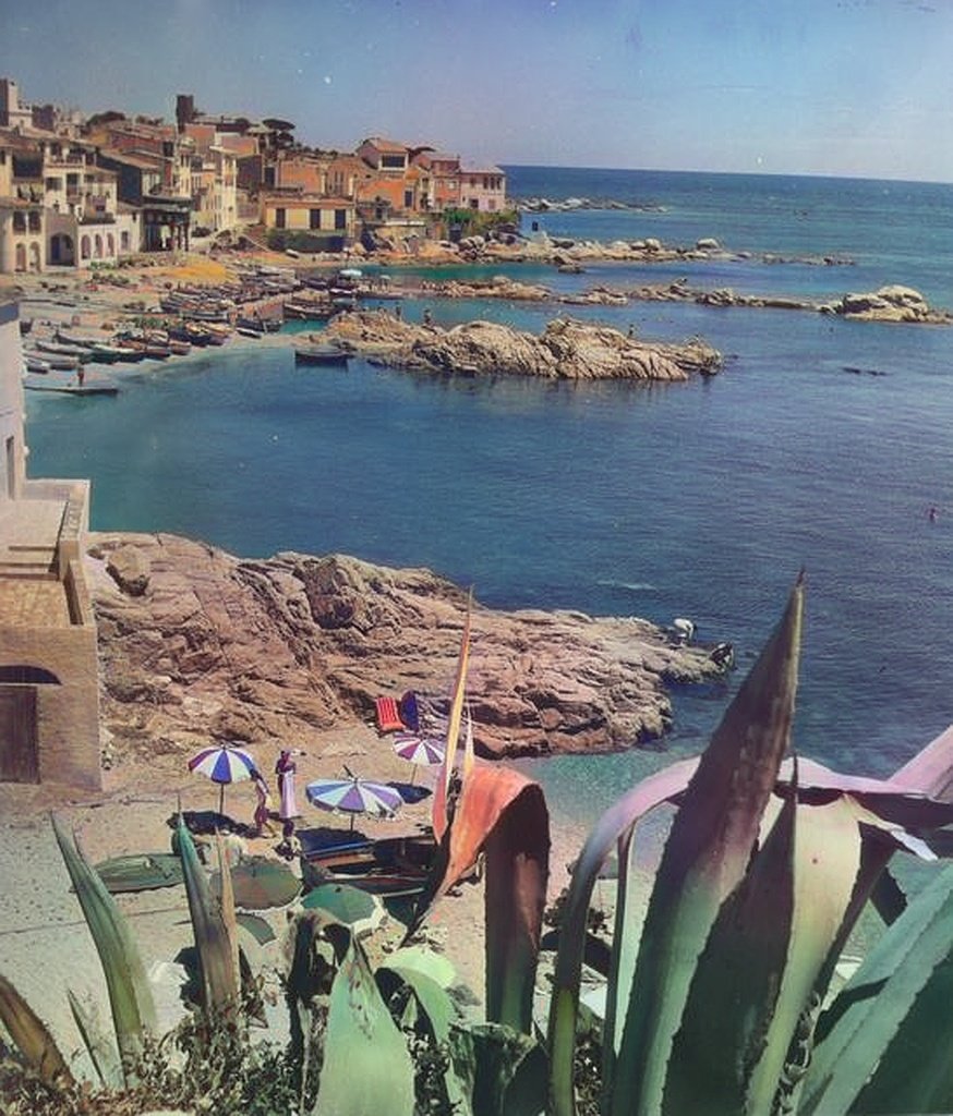 lanenauniversal's tweet photo. Mi opinión más impopular es que Port Aventura debería actualizar Mediterránea para no caer en el mismo error que Main Street.

Se supone que era una versión romantizada del "pueblo de tu infancia". Si se quiere mantener el efecto, debería estar como mínimo en los años 70. https://t.co/5csPIpVGye