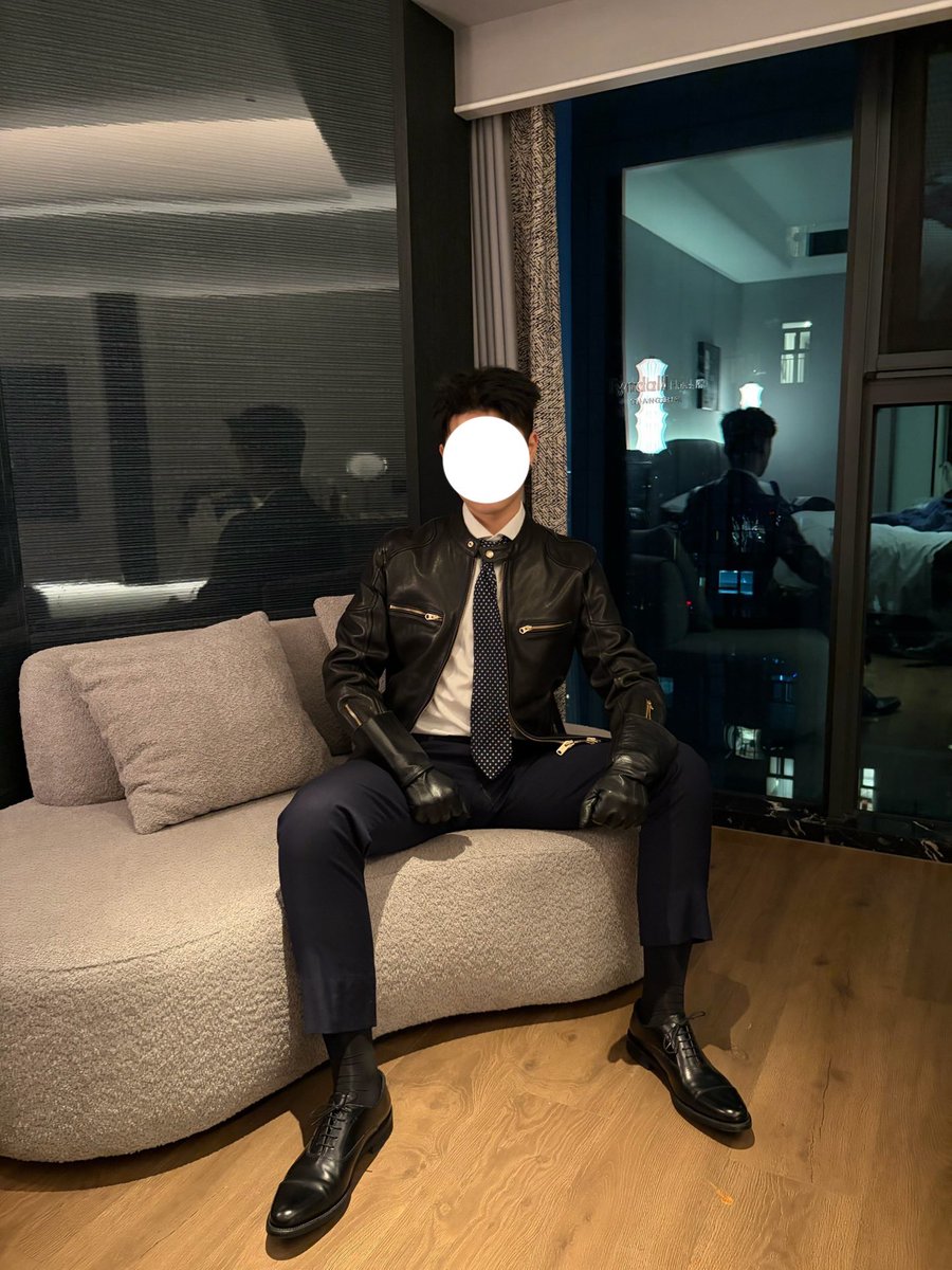 doooit4's tweet photo. 👅
#正装丝袜 #皮鞋丝袜 #丝袜臭脚 #黑皮 #ick  #s https://t.co/0BZNs8TLT0