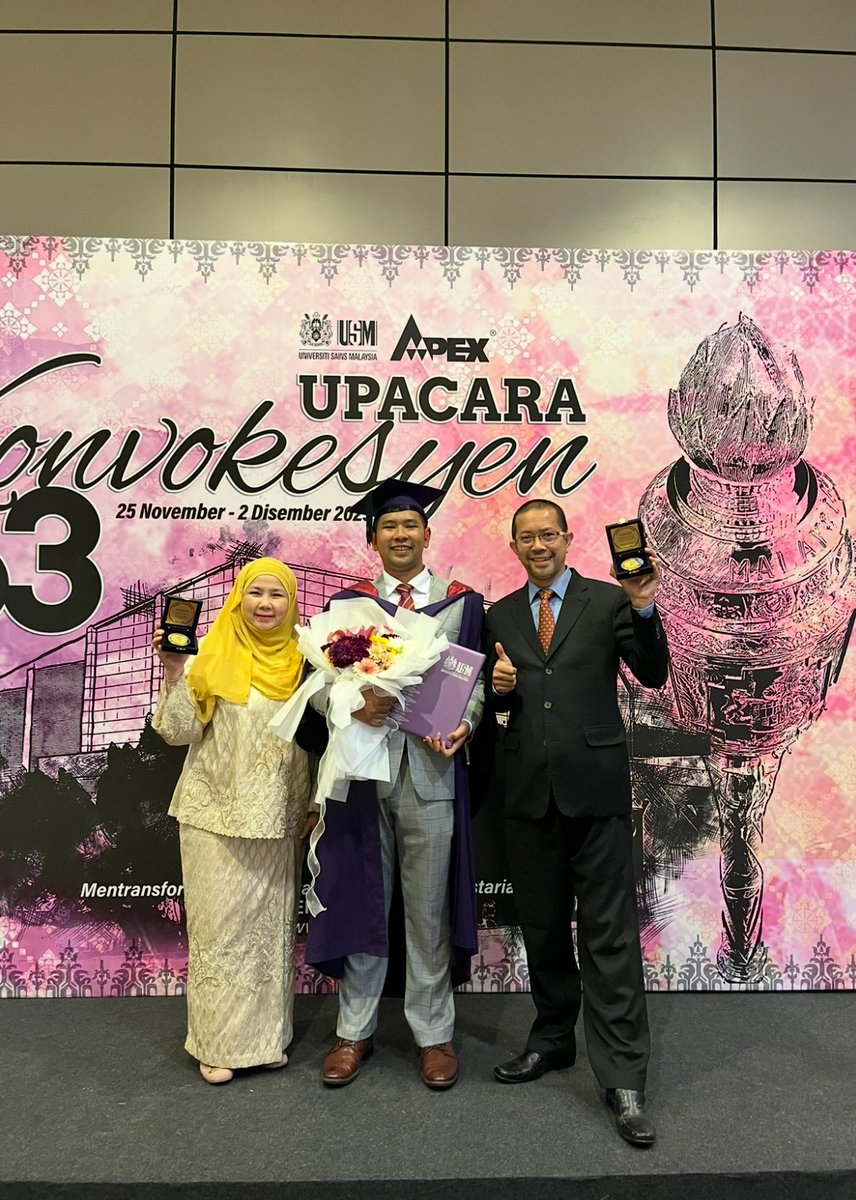 TheShadspeare's tweet photo. 7 years later….

Answering the questions: I rejected all of the overseas offer to pursue medicine locally 

Thankfully:
1) Graduated on time without failing any papers 
2) A university double gold medalist recipient 
3) MOST IMPORTANTLY, still making my parents happy &amp; proud :)) https://t.co/oXZATOpZS6
